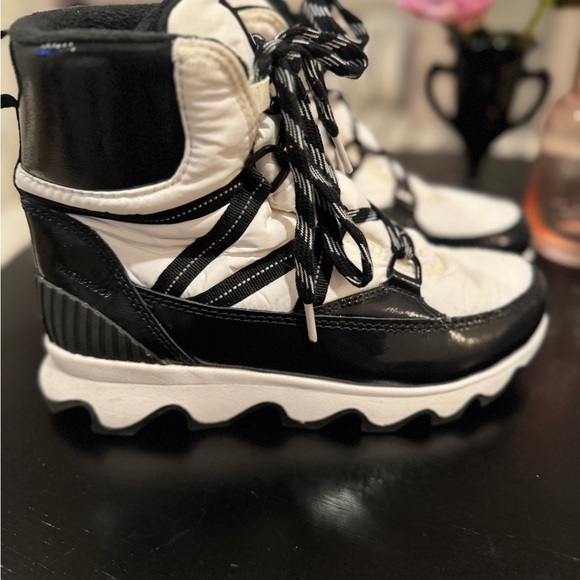 Sorel sneaker boots for snow/rain size 8. Worn once - Picture 2 of 7